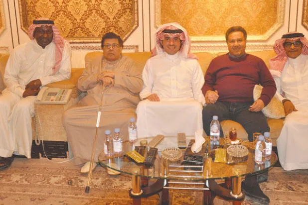 من اليمين: رابح صقر ومحمد عبده وتركي المشيقح وأبو بكر سالم وماجد عبد الله