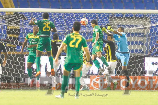 لقطة لهدف التعادل الذي سجله فريق الخليج في مرمى الاتحاد (تصوير: عيسى الدبيسي)