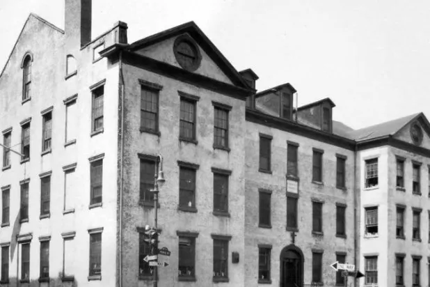 وحدات سكنية فاخرة و{تاونهاوس} في مبانٍ تاريخية بنيويورك