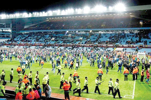 الجماهير الإنجليزية تواصل مطالبتها بمعاملة عادلة