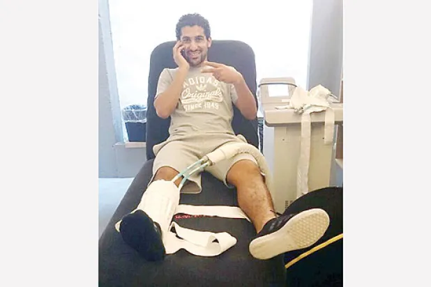 «جراح ألماني» يعالج ركبة عطيف