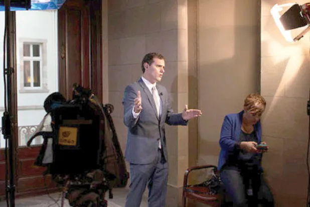 «المواطنون».. حزب مغمور يتحول إلى صانع الاحتمالات في المشهد السياسي بإسبانيا