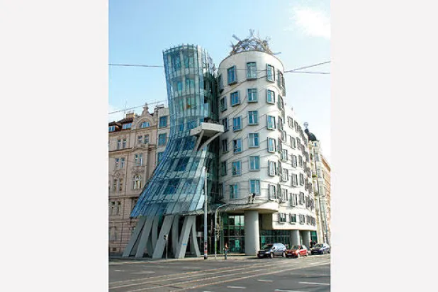 البيت الراقص في براغ..  من دمار الحرب إلى تحفة فنية