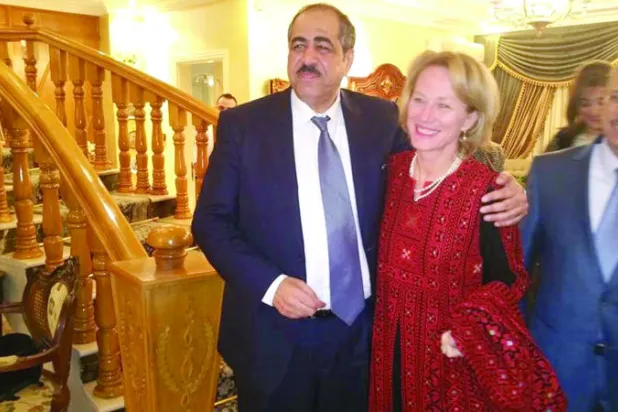 أليس ويلز ترتدي ثوبًا فلسطينيًا تقليديًا في سهرة أردنية