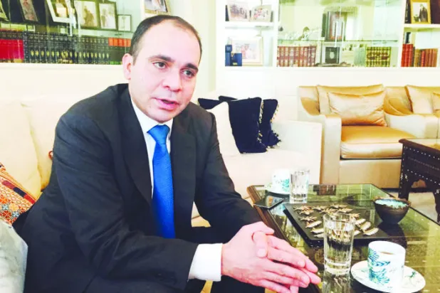 الأمير علي بن الحسين خلال حواره مع «الشرق الأوسط» في قصر الأميرة هيا بنت الحسين بدبي («بالشرق الأوسط»)