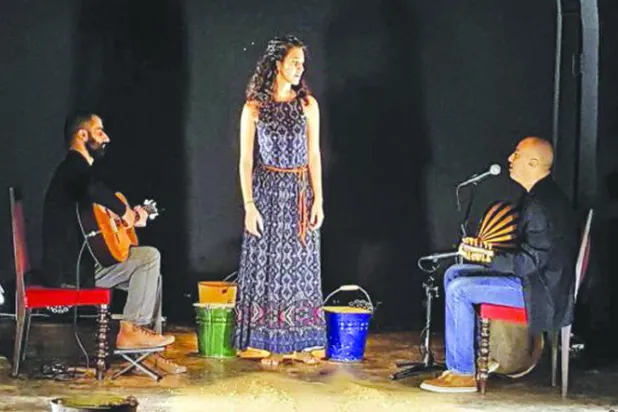 «كما ولدتني اللّدية» عرض فلسطيني يتداخل فيه الشعر والموسيقى