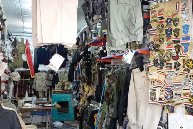 تجهيزات عسكرية وألبسة مزيفة تباع للعامة في بغداد