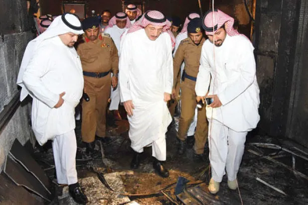 الامير محمد بن ناصر أمير جازان خلال إطلاعه على الأضرار التي لحقت بالمستشفى بعد حادث الحريق (واس)