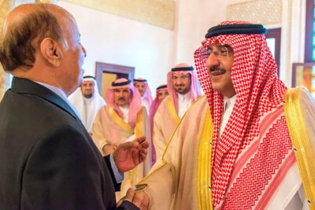 ولي العهد السعودي مستقبلا الرئيس اليمني عبد ربه منصور هادي بعد وصوله إلى السعودية (واس)