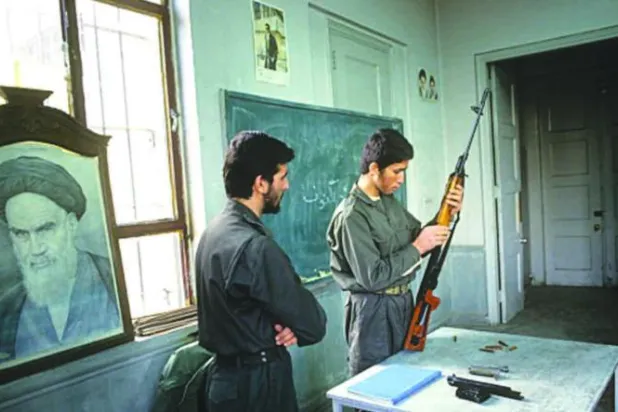 مجلس قيادة الثورة.. بوابة لعودة الخميني إلى هرم السلطة وتأهيل النظام في إيران