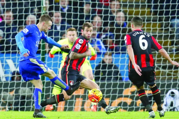 فاردي مهاجم ليستر وظاهرة هذا الموسم (يسار) يسجل في مرمى بورنموث (رويترز) 