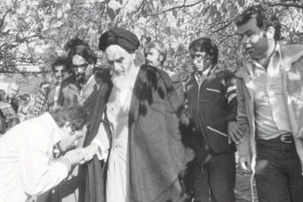 قراءة  في الدستور الإيراني الحلقة (1 - 3): الخميني سعى لتكريس السلطة.. بالتمهيد لقيام دولة الفقيه