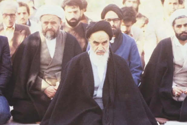 قراءة  في الدستور الإيراني  الحلقة (2 - 3): سلطة مطلقة للولي الفقيه.. ومؤسسات دستورية تعمل وفق إشارته