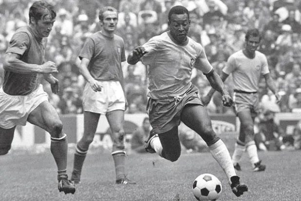 بيليه اللاعب الأسطورة الذي كتب صفحات رائعة في سجلات كرة القدم العالمية