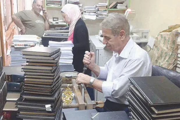 حرفة تجليد الكتب في سوريا تعيش رمقها الأخير
