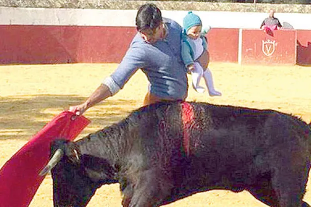 انتقادات لاذعة لمصارع ثيران نشر صورته مع طفلته داخل الحلبة