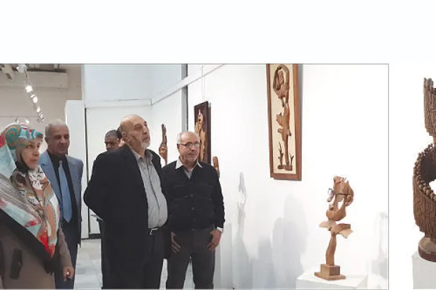 «الأخشاب» تحكي معاناة العراقيين