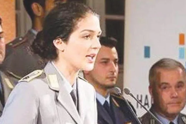 مجندة ألمانية مسلمة تعلن موقفها من العنصرية