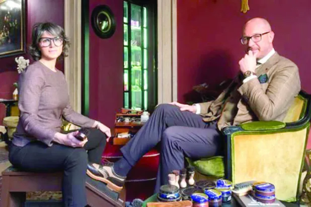 أول ماسحة أحذية في إيطاليا: عملي مثل جراح التجميل.. وأعشق الموضة الرجالية