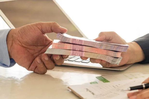 «قروض سامة» بتريليونات الدولارات حول العالم تثقل كاهل النمو العالمي