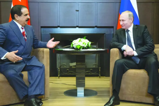 العاهل البحريني الملك حمد بن عيسى آل خليفة أثناء لقائه مع الرئيس الروسي فلاديمير بوتين في سوتشي أمس (رويترز)