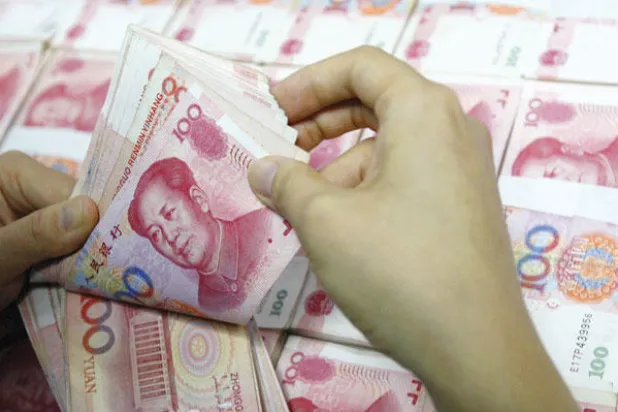 الصينيون بدأوا يفقدون الثقة في عملتهم مع انخفاض قيمتها وتعثر الاقتصاد