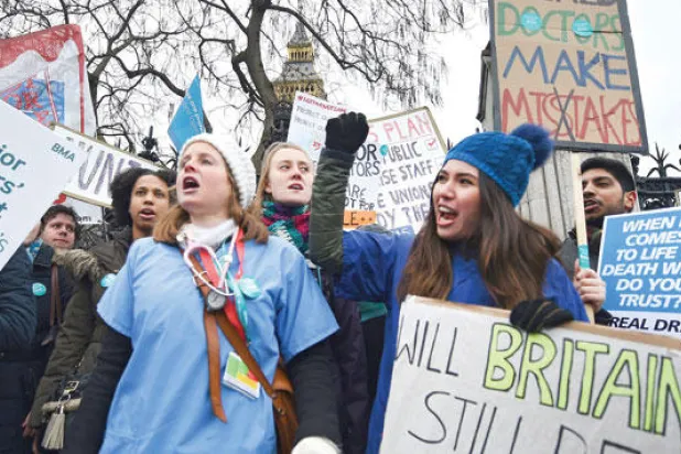 بوادر هجرة جماعية لأطباء بريطانيا المبتدئين.. بعد خلافاتهم مع حكومة بلادهم