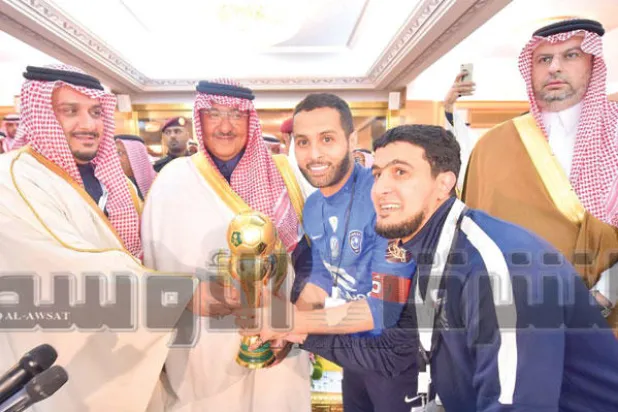 الأمير محمد بن نايف لدى تتويجه قائد الهلال بكأس البطولة (واس)
