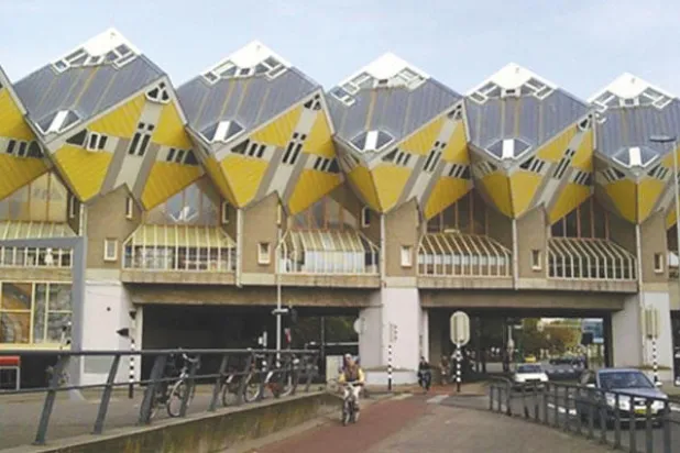 «عقار له تاريخ»: منازل روتردام المعلقة.. تجربة السكن أعلى الجسر