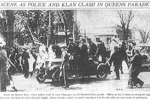 تورط والد ترامب في أعمال شغب عنصرية عام 1927 يضعه في موقف حرج