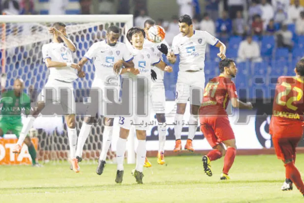 حائط الصد الهلالي يتصدى لإحدى كرات القادسية (تصوير: عيسى الدبيسي)