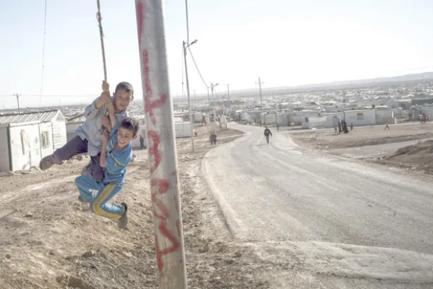 طفلان يلعبان بالقرب من مخيم الزعتري (واشنطن بوست)