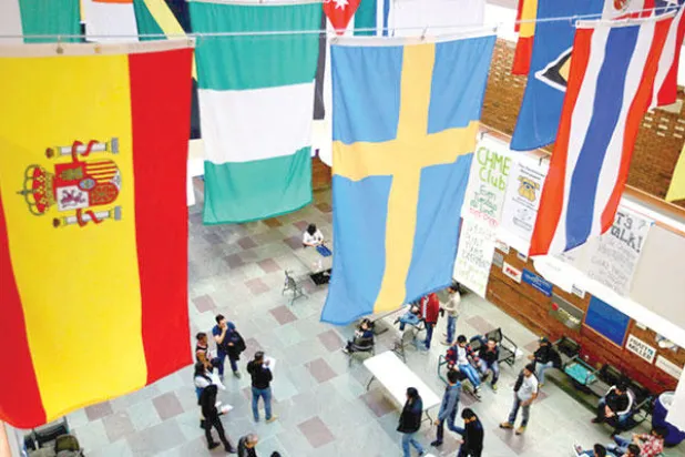 الطلاب الدوليون يلتقطون خيوط «الحلم الأميركي».. في فلينت