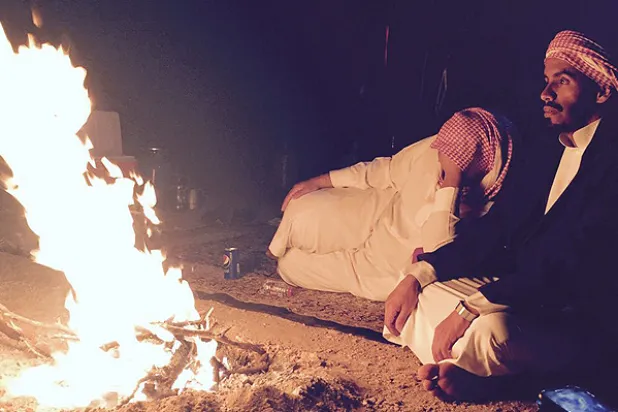 المعلم الحربي كان في نزهة برية برفقة أخوته حينما وصلة خبر أمر خادم الحرمين الشريفين الملك سلمان بن عبد العزيز بمنحة وسام الملك عبد العزيز نظير شجاعته وانقاذه للمعلمات من الحريق خاص «الشرق الأوسط»