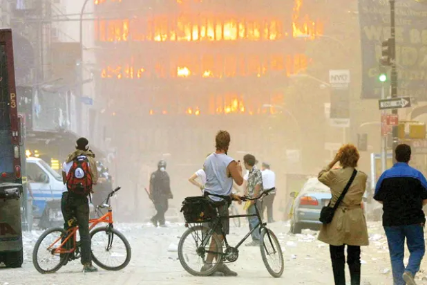 أميركيون يعاينون آثار الدمار في لحظة ذهول إثر تفجيرات 11سبتمبر (غيتي)