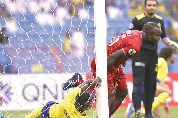 الكرة تعانق شباك النصر من قدم ديوكو لاعب لخويا القطري (تصوير: علي العريفي)