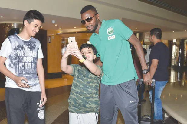 وصول متأخر يبعد الدوسري وباخشوين عن معسكر الأخضر