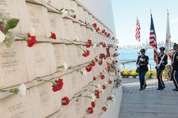 «بطاقات بريدية» بالنصب التذكاري لضحايا هجمات الحادي عشر من سبتمبر حيث وضع  مسؤولون بمدينة نيويورك الزهور بجانب أسماء ضحايا مركز التجارة العالمي (غيتي)