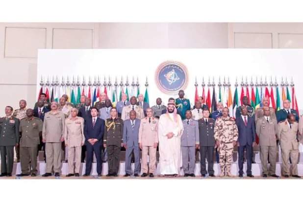 ولي ولي العهد السعودي الأمير محمد بن سلمان يتوسط رؤساء أركان التحالف الإسلامي في الرياض أمس (واس)