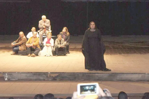 شباب بغداد يعيدون الحياة لمسرح الرشيد