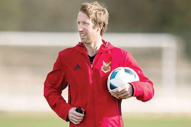 غراهام بوتر.. مدرب قاد أوسترسند من الدرجة الرابعة إلى الأولى في 5 سنوات