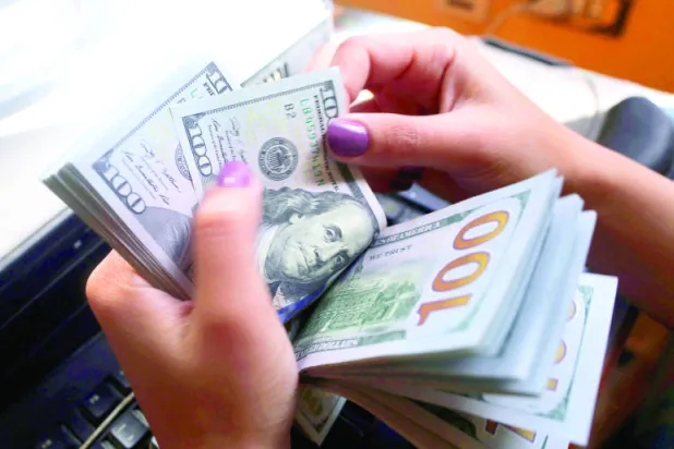 استمرار انخفاض الجنيه المصري أمام الدولار في السوق الموازية