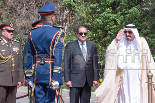 خادم الحرمين الشريفين مستعرضاً حرس الشرف في قصر الاتحادية خلال مراسم الاستقبال الرسمية (تصوير: بندر الجلعود)