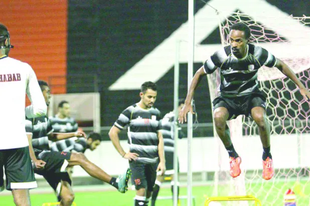 مدرب الشباب يزج بالعويس في مواجهة الهلال