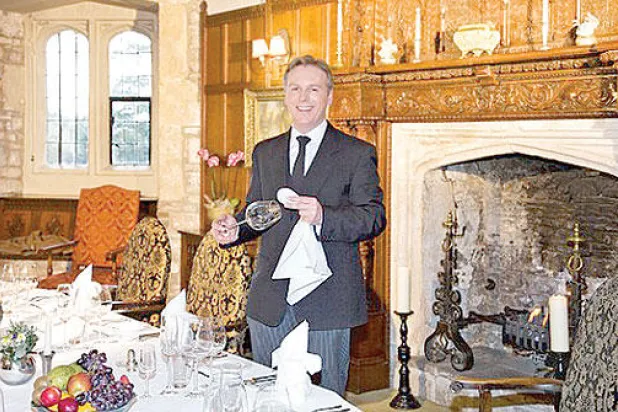 كبير الخدم الملكي غرانت في إحدى المناسبات الملكية في قصر الملكة   ({الشرق الأوسط})