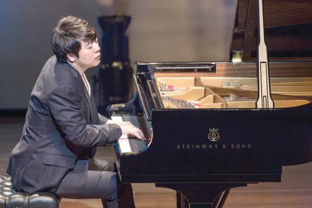 لانغ لانغ عازف البيانو الصيني يشنف آذان جمهور مهرجان أبوظبي