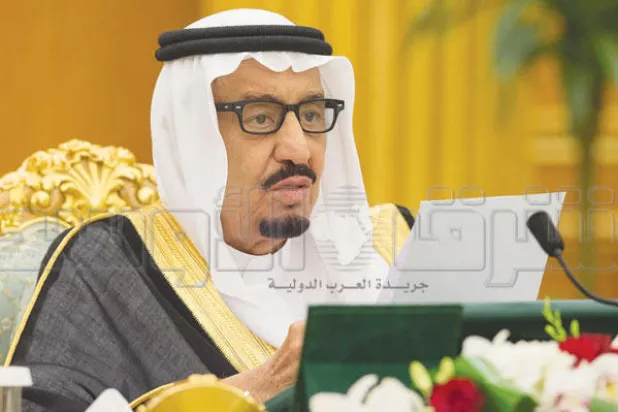 الملك سلمان بن عبد العزيز لدى إلقاء كلمته أمام مجلس الوزراء أمس (تصوير: بندر الجلعود)