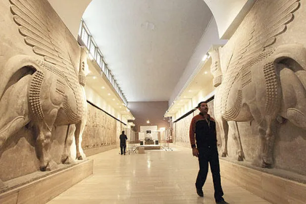 قاعة في المتحف الوطني العراقي بعد إعادة افتتاحه في عام 2011 (غيتي)