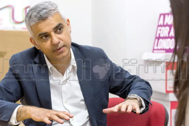 صديق خان لـ«الشرق الأوسط»: على مسلمي بريطانيا بذل الجهود للاندماج وتغيير واقعهم