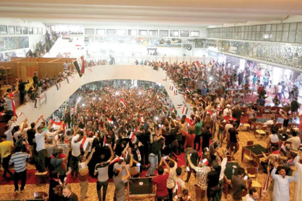 بغداد تحت الطوارئ بعد اقتحام أنصار الصدر البرلمان.. وفرار النواب والعبادي